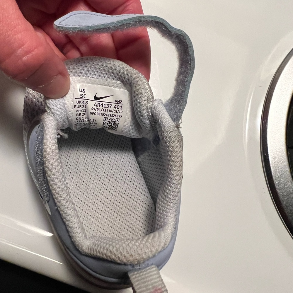 Little girls size 5 Nike shoes - Picture 2 of 2